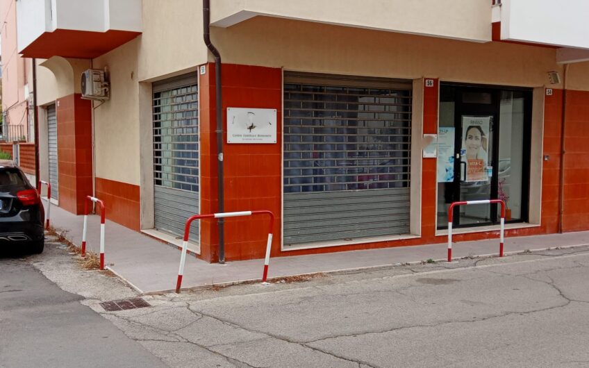 AFFITTASI LOCALE COMMERCIALE