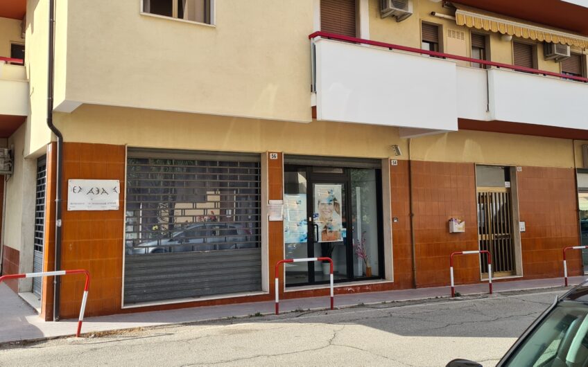 AFFITTASI LOCALE COMMERCIALE