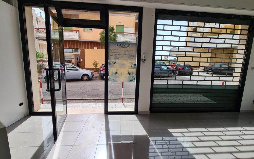 AFFITTASI LOCALE COMMERCIALE
