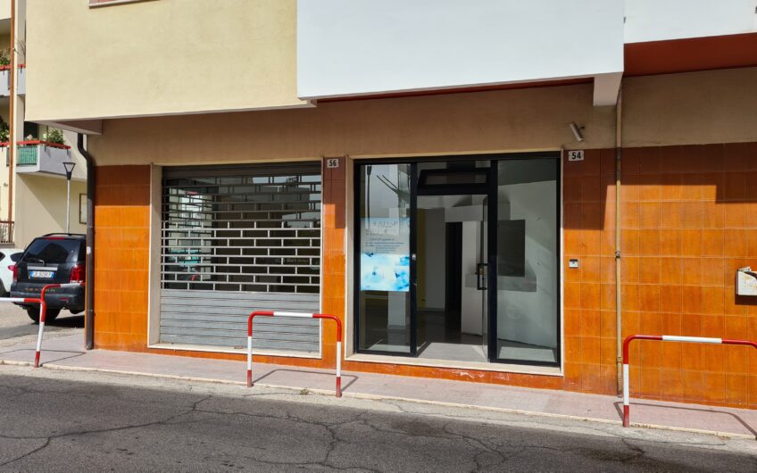 AFFITTASI LOCALE COMMERCIALE